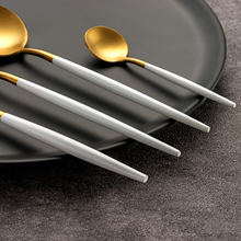 Lade das Bild in den Galerie-Viewer, Besteck-Set "Lorient" aus Edelstahl mit weißem Griff Matt & Gold | 16er Set
