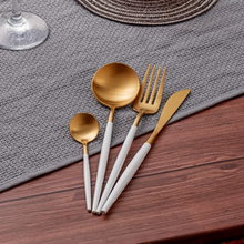 Lade das Bild in den Galerie-Viewer, Besteck-Set "Lorient" aus Edelstahl mit weißem Griff Matt & Gold | 16er Set