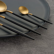 Lade das Bild in den Galerie-Viewer, Besteck-Set "Vannes" aus Edelstahl mit schwarzem Griff Matt & Gold | 16er Set