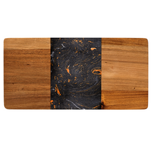Lade das Bild in den Galerie-Viewer, Servierbrett "Limpopo" aus schwarz-orangenem Marmor und Akazienholz 40 cm | 1er Set