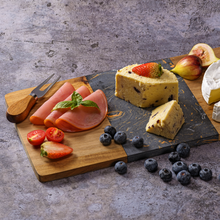 Lade das Bild in den Galerie-Viewer, Servierbrett "Limpopo" aus schwarz-orangenem Marmor und Akazienholz 40 cm | 1er Set