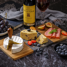 Lade das Bild in den Galerie-Viewer, Servierbrett "Limpopo" aus schwarz-orangenem Marmor und Akazienholz 40 cm | 1er Set