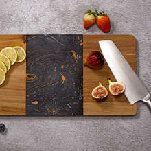 Lade das Bild in den Galerie-Viewer, Servierbrett "Limpopo" aus schwarz-orangenem Marmor und Akazienholz 40 cm | 1er Set