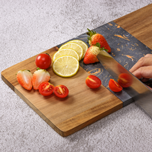 Lade das Bild in den Galerie-Viewer, Servierbrett "Limpopo" aus schwarz-orangenem Marmor und Akazienholz 40 cm | 1er Set