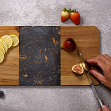 Lade das Bild in den Galerie-Viewer, Servierbrett "Limpopo" aus schwarz-orangenem Marmor und Akazienholz 40 cm | 1er Set
