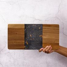 Lade das Bild in den Galerie-Viewer, Servierbrett "Limpopo" aus schwarz-orangenem Marmor und Akazienholz 40 cm | 1er Set
