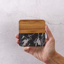 Lade das Bild in den Galerie-Viewer, Untersetzer "Thasos" aus schwarzem Marmor & Akazienholz 9 cm | 4er Set