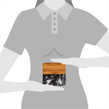 Lade das Bild in den Galerie-Viewer, Untersetzer "Thasos" aus schwarzem Marmor & Akazienholz 9 cm | 4er Set
