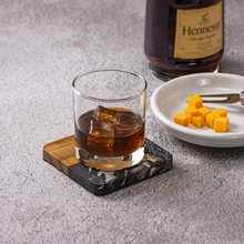 Lade das Bild in den Galerie-Viewer, Untersetzer "Thasos" aus schwarzem Marmor & Akazienholz 9 cm | 4er Set