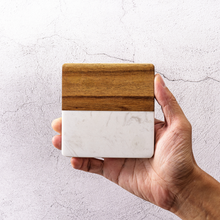 Lade das Bild in den Galerie-Viewer, Untersetzer "Penteli" aus weißem Marmor & Akazienholz 9 cm | 4er Set