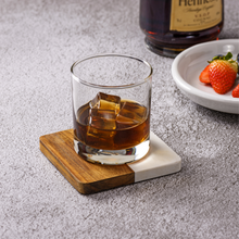 Lade das Bild in den Galerie-Viewer, Untersetzer "Penteli" aus weißem Marmor & Akazienholz 9 cm | 4er Set