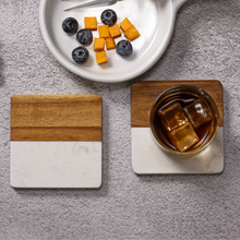 Lade das Bild in den Galerie-Viewer, Untersetzer "Penteli" aus weißem Marmor & Akazienholz 9 cm | 4er Set