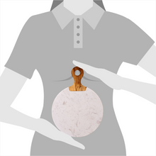 Lade das Bild in den Galerie-Viewer, Servierbrett "Carrara" aus weißem Marmor und Akazienholz 37cm | 1er Set