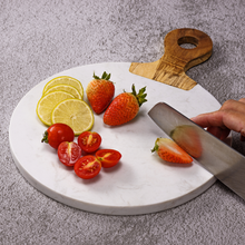 Lade das Bild in den Galerie-Viewer, Servierbrett "Carrara" aus weißem Marmor und Akazienholz 37cm | 1er Set