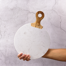 Lade das Bild in den Galerie-Viewer, Servierbrett "Carrara" aus weißem Marmor und Akazienholz 37cm | 1er Set
