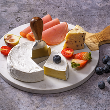 Lade das Bild in den Galerie-Viewer, Servierbrett "Carrara" aus weißem Marmor und Akazienholz 37cm | 1er Set