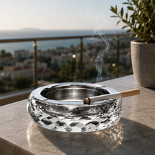 Lade das Bild in den Galerie-Viewer, Wetterbeständiger Aschenbecher aus unzerbrechlichem Polycarbonat mit Edelstahleinsatz. Perfekt für den Außenbereich.