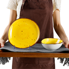Lade das Bild in den Galerie-Viewer, Frühstücksteller Ø 21 cm und Schüssel Ø 15 cm aus Keramik – Serie „Potosi Sun“ – Handansicht in Präsentation