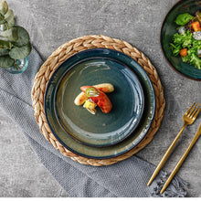 Lade das Bild in den Galerie-Viewer, Frühstücksteller 21 cm von Kadum – Serviervorschlag mit Garnelen, handbemalt in Blau-Grün-Gold
