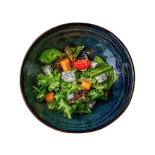 Lade das Bild in den Galerie-Viewer, Handbemalter Kadum Pastateller Ø 20 cm in Blau-Grün-Gold mit frischem Salat serviert