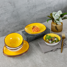 Lade das Bild in den Galerie-Viewer, Keramik Tellerset „Potosi Sun“ – Draufsicht auf Frühstücksteller und Schüsseln im Einsatz