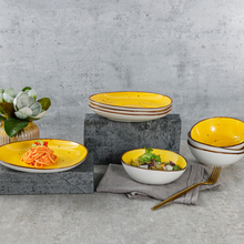 Lade das Bild in den Galerie-Viewer, Keramik Tellerset „Potosi Sun“ – Seitenansicht mit gedecktem Tisch, handbemalt in Sonnengelb