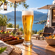 Lade das Bild in den Galerie-Viewer, OONYQ Crystal Beer 600 ml – bruchsicheres Bierglas aus Tritan mit Bier vor dem Wohnmobil beim Camping