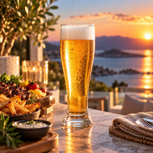 Lade das Bild in den Galerie-Viewer, OONYQ Crystal Beer 600 ml – bruchsicheres Bierglas aus Tritan mit Bier zu Antipasti im Abendlicht