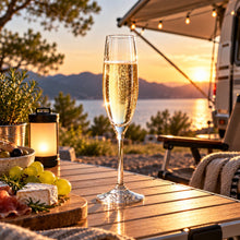 Lade das Bild in den Galerie-Viewer, OONYQ Crystal Champagne 170 ml – bruchsichere Sektflöte aus Tritan mit Sekt vor dem Wohnmobil bei Sonnenuntergang