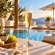 Lade das Bild in den Galerie-Viewer, OONYQ Crystal Champagne 170 ml – bruchsichere Sektflöte aus Tritan mit Sekt am Pool