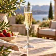 Lade das Bild in den Galerie-Viewer, OONYQ Crystal Champagne 170 ml – bruchsichere Sektflöte aus Tritan mit Sekt und Erdbeeren auf der Terrasse