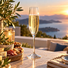Lade das Bild in den Galerie-Viewer, OONYQ Crystal Champagne 170 ml – bruchsichere Sektflöte aus Tritan mit Sekt und Antipasti am Meer