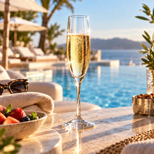 Lade das Bild in den Galerie-Viewer, OONYQ Crystal Champagne 170 ml – bruchsichere Sektflöte aus Tritan mit Sekt an der Poolbar