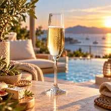 Lade das Bild in den Galerie-Viewer, OONYQ Crystal Champagne 175 ml – bruchsichere Sektflöte aus Tritan mit Sekt und Fingerfood am Pool