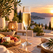 Lade das Bild in den Galerie-Viewer, OONYQ Crystal Champagne 175 ml – bruchsichere Sektflöte aus Tritan mit Sekt zu Käse und Feigen