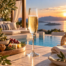 Lade das Bild in den Galerie-Viewer, OONYQ Crystal Champagne 175 ml – bruchsichere Sektflöte aus Tritan mit Sekt und Beeren auf der Lounge-Terrasse
