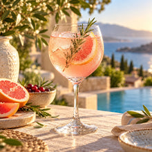 Lade das Bild in den Galerie-Viewer, OONYQ Crystal Gin 640 ml – bruchsicheres Gin-Tonic-Glas aus Tritan mit Pink Gin Tonic und Grapefruit am Pool