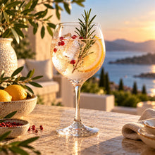 Lade das Bild in den Galerie-Viewer, OONYQ Crystal Gin 640 ml – bruchsicheres Gin-Tonic-Glas aus Tritan mit Gin Tonic, Zitrone und Rosmarin