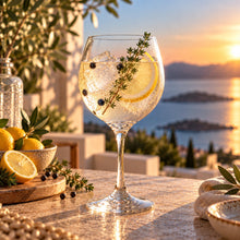 Lade das Bild in den Galerie-Viewer, OONYQ Crystal Gin 640 ml – bruchsicheres Gin-Tonic-Glas aus Tritan mit Gin Tonic und Thymian auf der Terrasse
