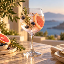 Lade das Bild in den Galerie-Viewer, OONYQ Crystal Gin 640 ml – bruchsicheres Gin-Tonic-Glas aus Tritan mit Gin Tonic, Grapefruit und Beeren