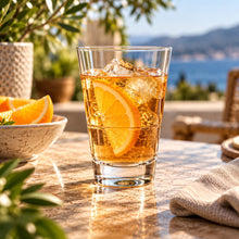 Lade das Bild in den Galerie-Viewer, OONYQ Crystal Longdrink 330 ml – bruchsicheres, stapelbares Longdrinkglas aus Tritan mit Eistee und Orange auf der Terrasse