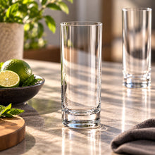 Lade das Bild in den Galerie-Viewer, OONYQ Crystal Longdrink 355 ml – bruchsicheres Longdrinkglas aus Tritan leer neben einem zweiten Glas