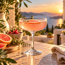 Lade das Bild in den Galerie-Viewer, OONYQ Crystal Champagne 210 ml – bruchsichere Sektschale aus Tritan mit Grapefruit-Cocktail bei Sonnenuntergang