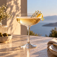 Lade das Bild in den Galerie-Viewer, OONYQ Crystal Champagne 210 ml – bruchsichere Sektschale aus Tritan mit Champagner und Zitronenzeste