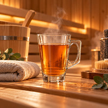 Lade das Bild in den Galerie-Viewer, OONYQ Crystal Tea 380 ml – bruchsicheres Teeglas mit Henkel aus Tritan mit Tee in der Sauna
