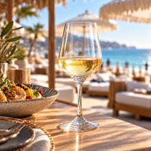 Lade das Bild in den Galerie-Viewer, OONYQ Crystal Wine 450 ml – bruchsicheres Weinglas aus Tritan mit Weißwein im Beach Club