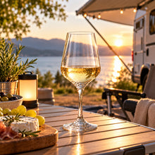 Lade das Bild in den Galerie-Viewer, OONYQ Crystal Wine 450 ml – bruchsicheres Weinglas aus Tritan mit Weißwein vor dem Wohnmobil