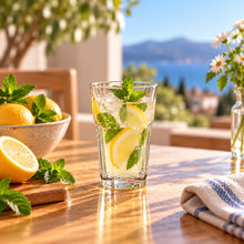 Lade das Bild in den Galerie-Viewer, OONYQ Essential Longdrink 330 ml – bruchsicheres Longdrinkglas aus Tritan mit Zitronenlimonade mit Meerblick