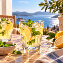 Lade das Bild in den Galerie-Viewer, OONYQ Essential Tumbler 215 ml – bruchsicherer Tumbler aus Tritan mit Zitronenlimonade auf der Terrasse