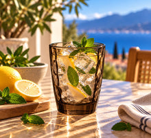 Lade das Bild in den Galerie-Viewer, OONYQ Essential Tumbler Black 300 ml – bruchsicherer Tumbler aus Tritan in Rauchglas-Optik mit Facettenschliff mit Zitronenlimonade mit Meerblick